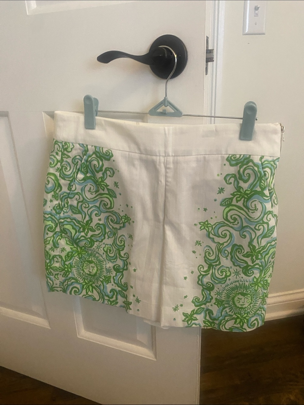 Lilly Pulitzer White Skort with Green and Blue Sun Motif sol mates